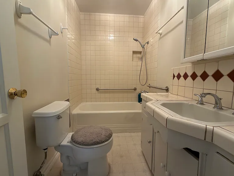 2605 S Bentley Ave — Photo 4