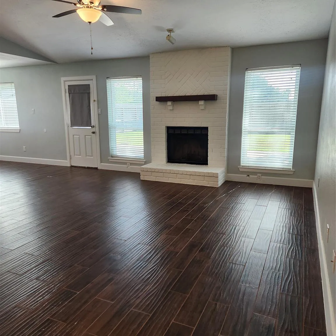 3 bed, 2.0 bath, 1644 sqft, $2,100 — Photo 3