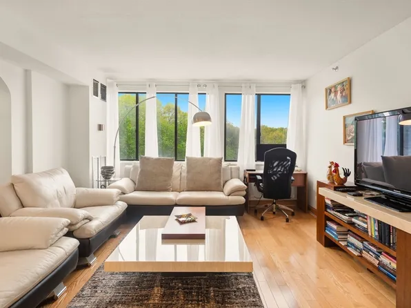 250 Hammond Pond Pkwy APT 609S, Newton, MA 02467