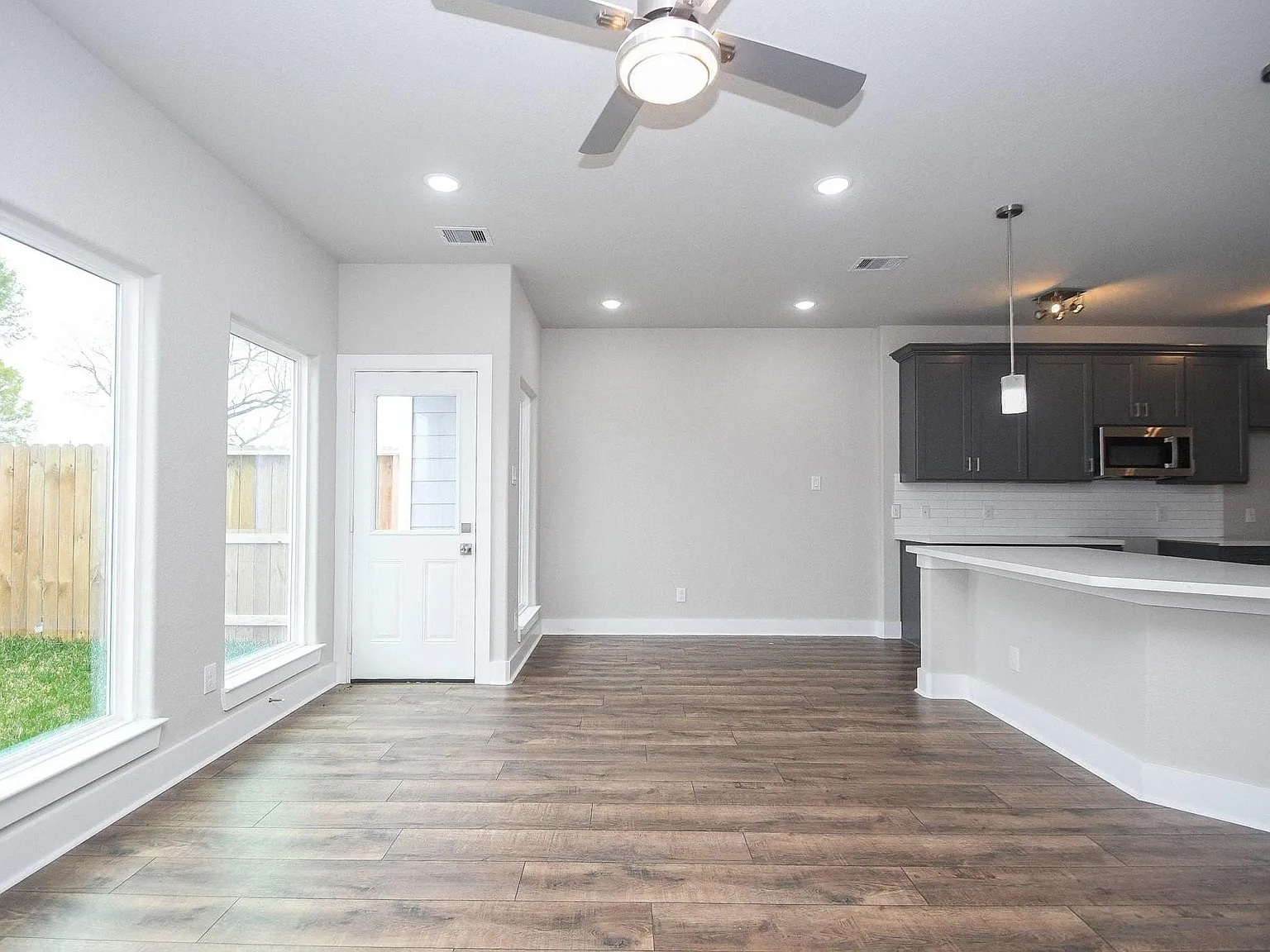3 bed, 2.5 bath, 1706 sqft, $2,199 — Photo 4