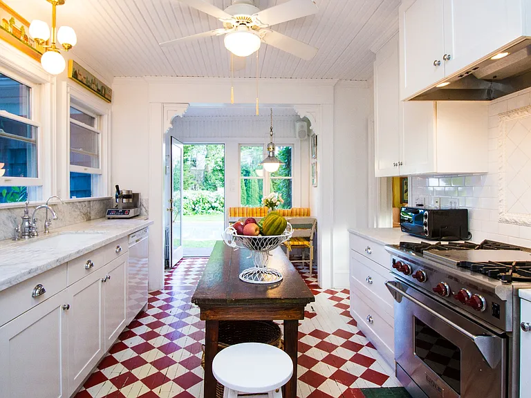 106 Meeting House Ln — Photo 3