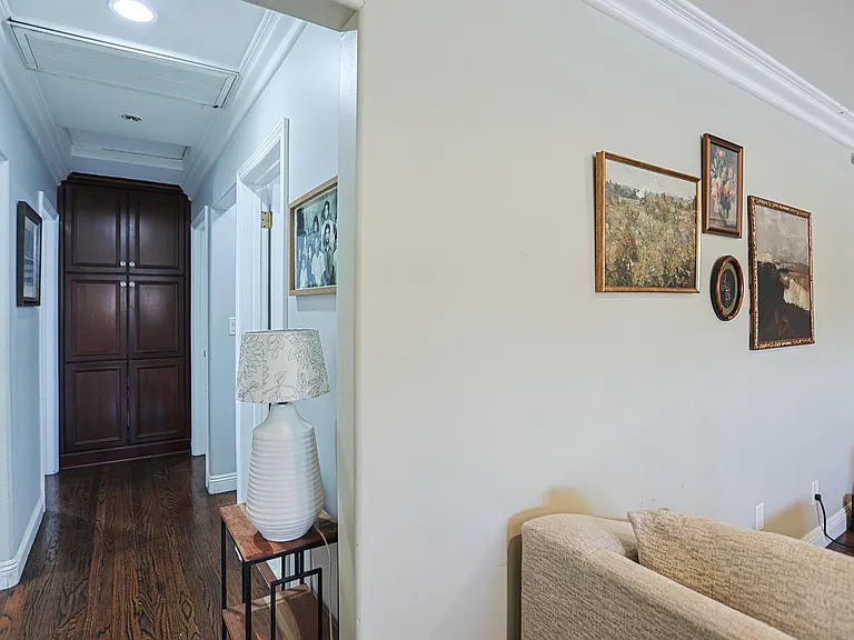 313 E 11th St #6267274877 — Photo 13