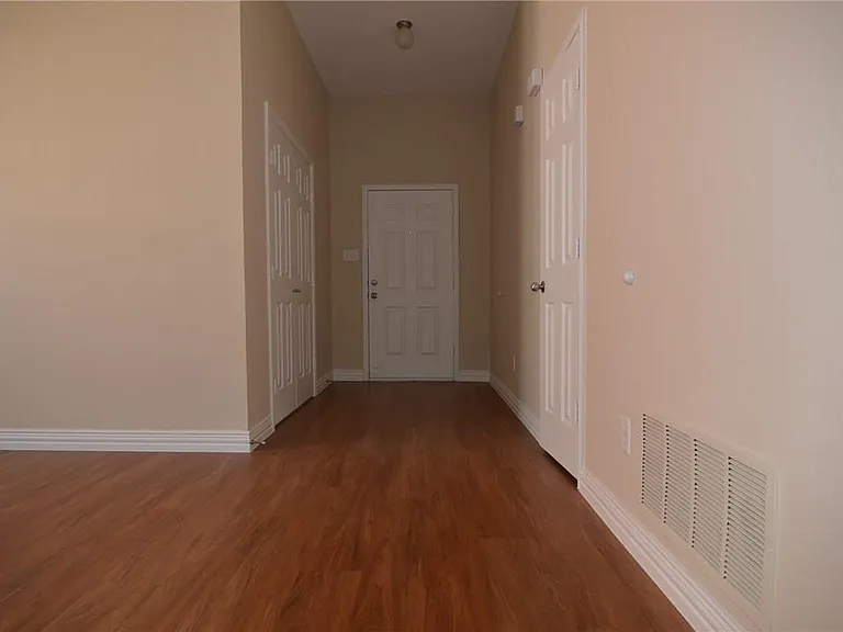 913 Fleming St — Photo 14