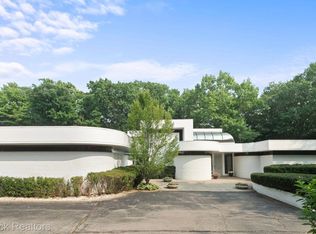 1924 Sherwood Gln, Bloomfield Hills, MI 48302
