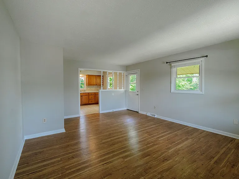 10 Rose Ave #2 — Photo 4