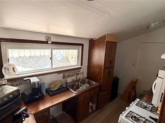 4th image of 327 Lowell St
