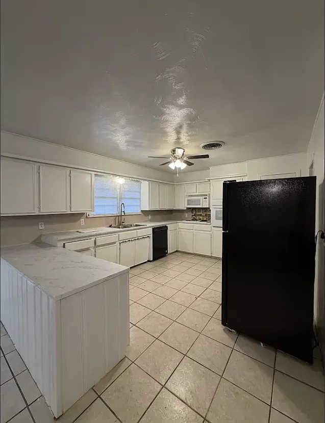 5 bed, 2500 sqft, $2,100 — Photo 4