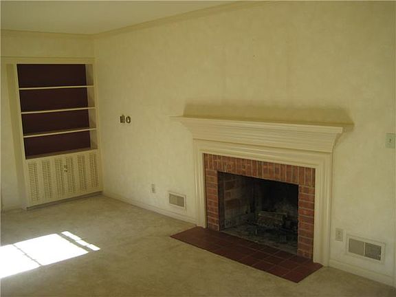 3rd image of 825 Oakwood Ave