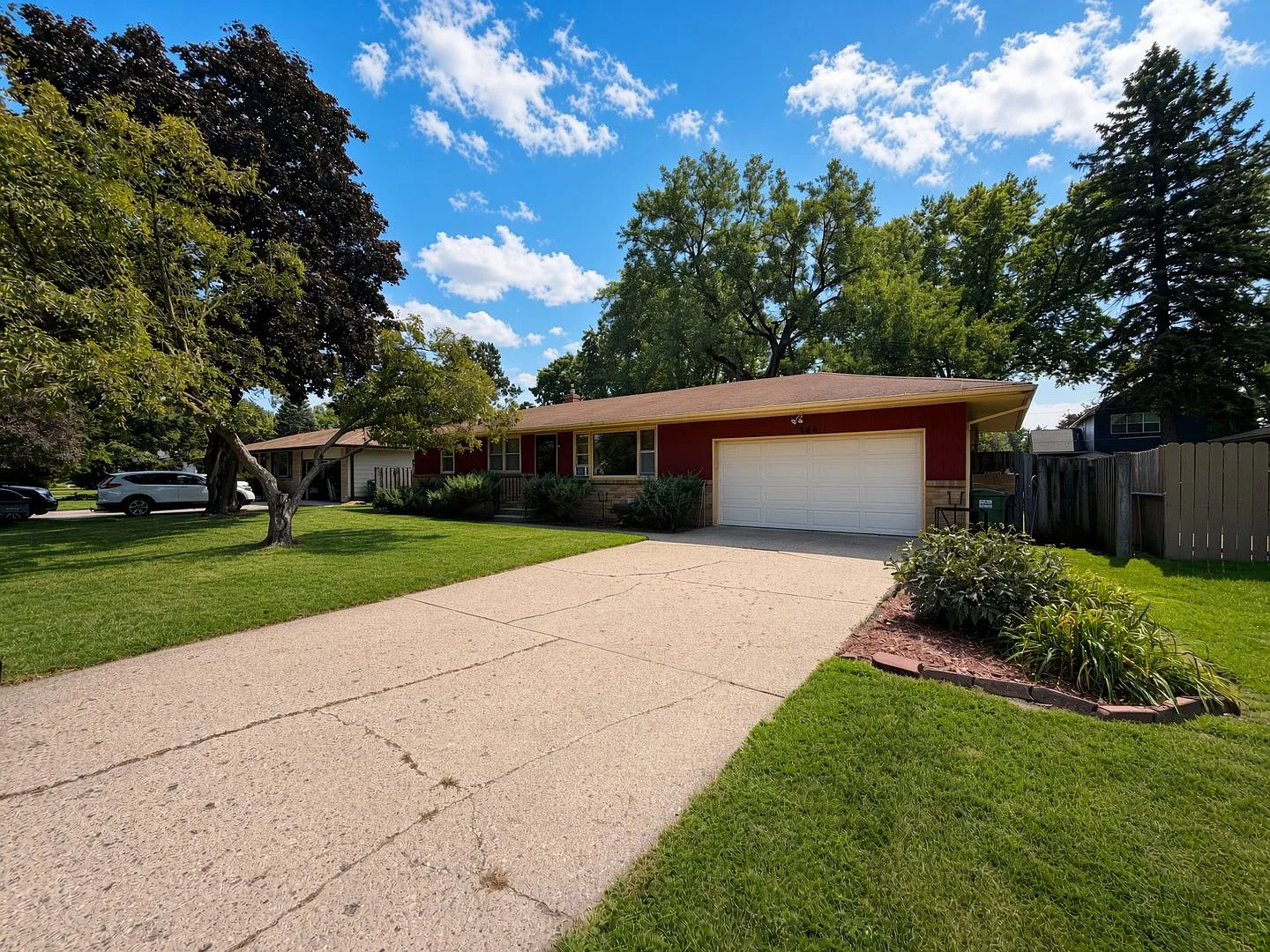 Well Maintained 3bed 1bath Rambler in Roseville! Fenced in Backyard! — Photo 2
