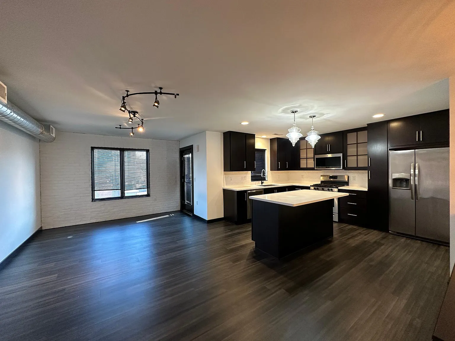 2 bed, 1500 sqft, $2,100 — Photo 2