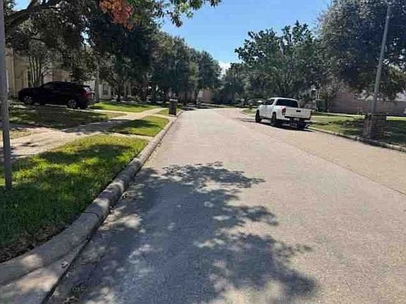 Exterior Neighborhood (street photo)