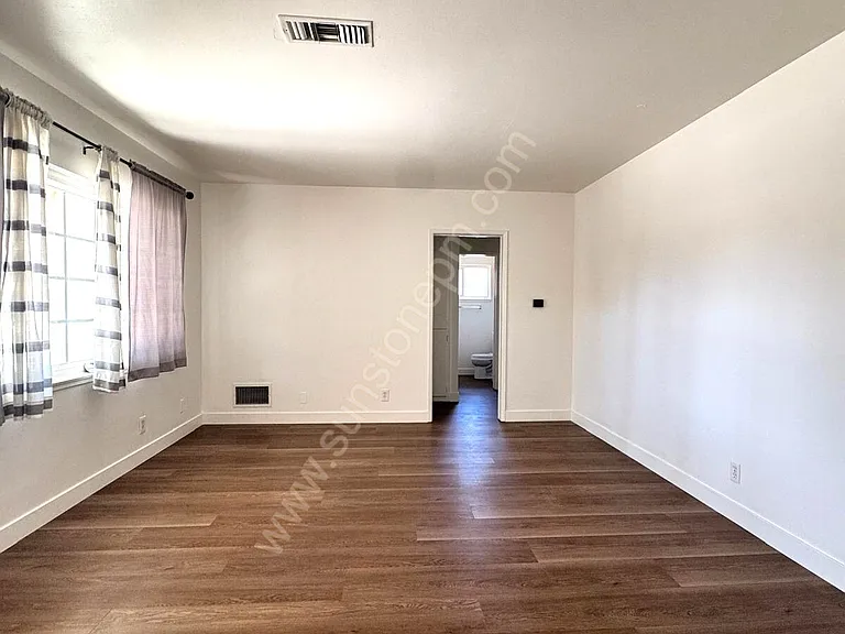 2422 Mariposa St — Photo 4