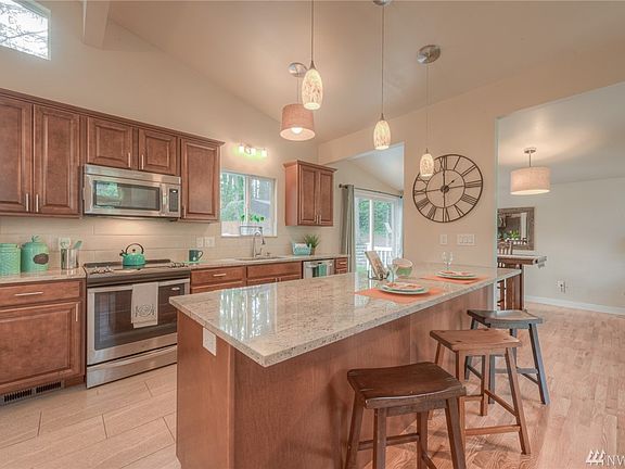 4th image of 5522 190th St SW