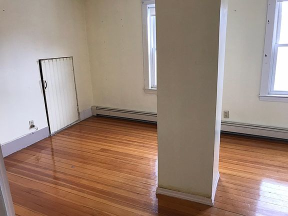 4th image of 15-17 E Emerson St
