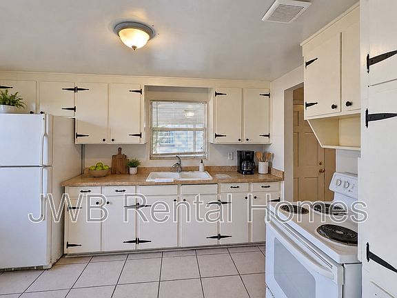 3rd image of 5913 Tampico Rd