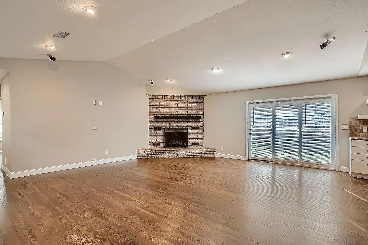 3 bed, 2.0 bath, 1379 sqft, $2,250 — Photo 2