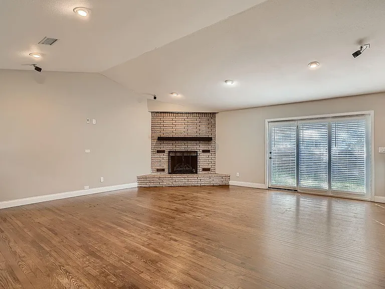 210 College St — Photo 2