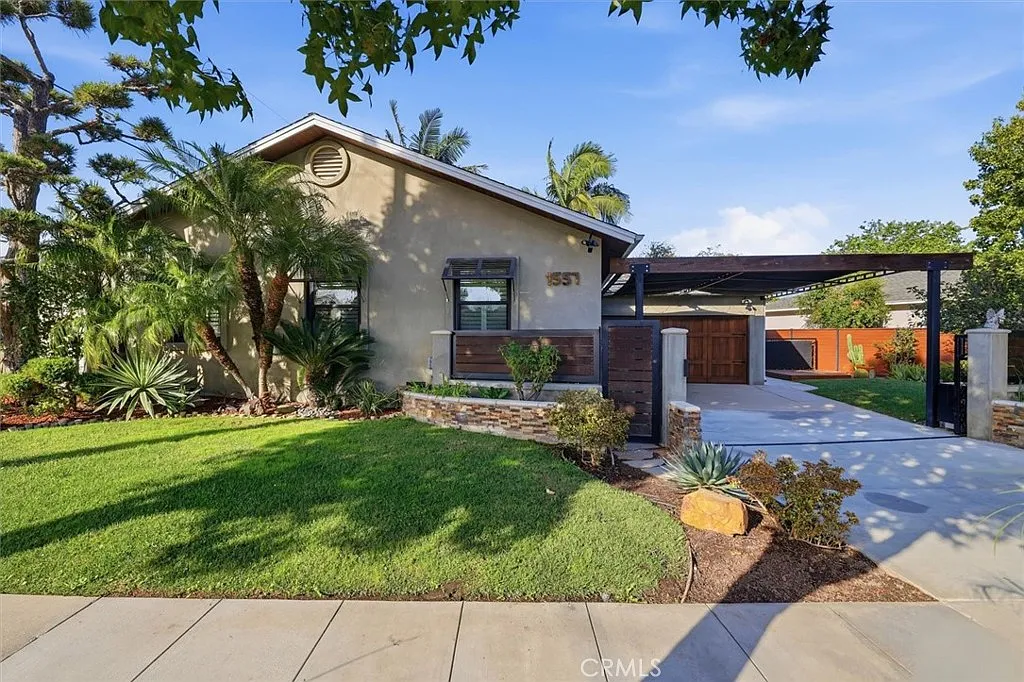 3 bed, 1077 sqft, $4,350 — Photo 1