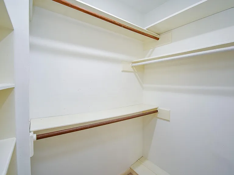 910 Shillington Dr — Photo 37