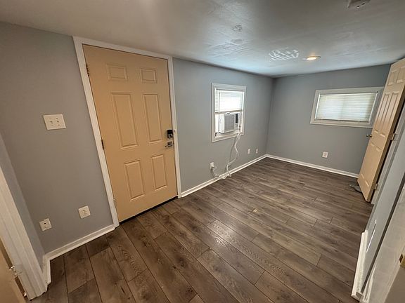 3rd image of 5327 Lee Hwy #C