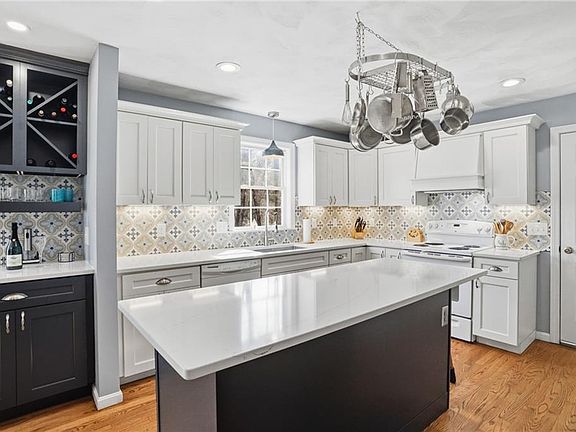 5th image of 45 Gilbert Stuart Dr