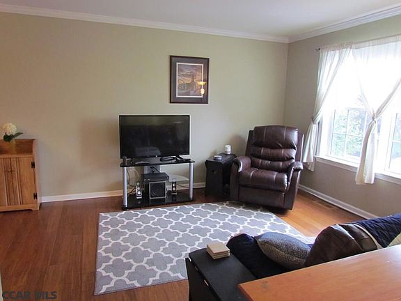 3rd image of 121 McKivison Ct