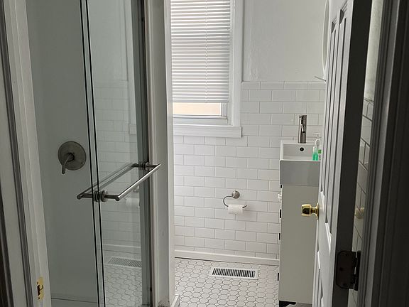 5th image of 514 S Graham St APT 2