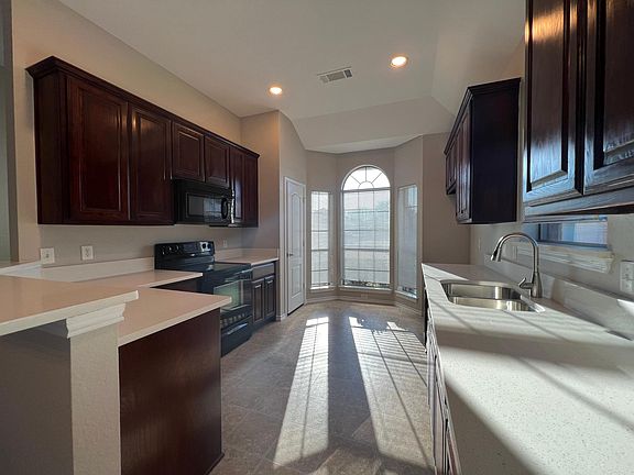 4th image of 2127 Shady Bend Cir