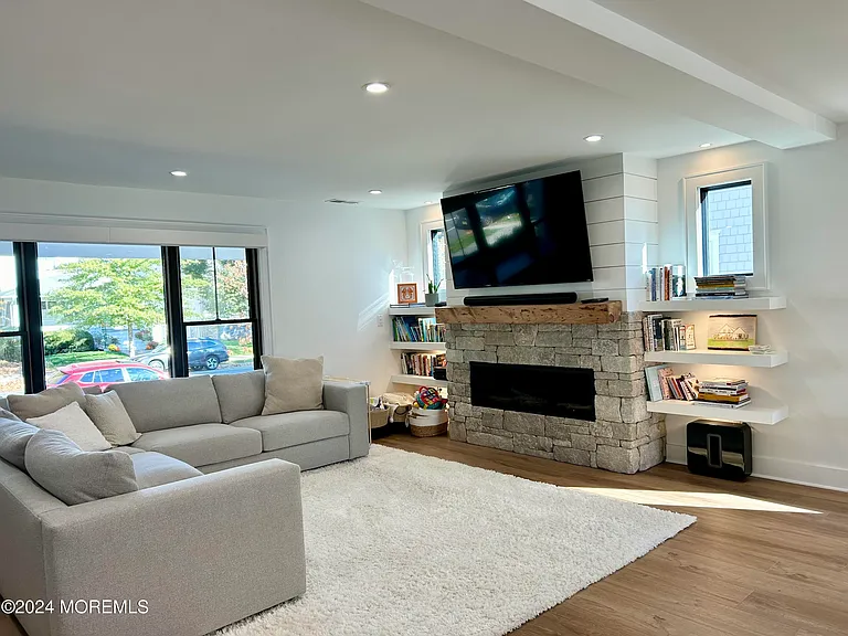 411 Sylvania Ave — Photo 7