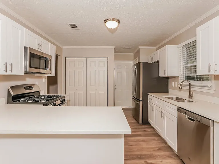 35 Riverside Ct — Photo 7