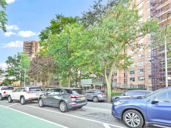 61-20 Grand Central Parkway image 2 of 24