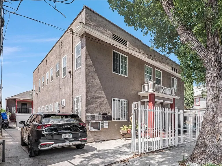 166 E 36th Pl — Photo 2
