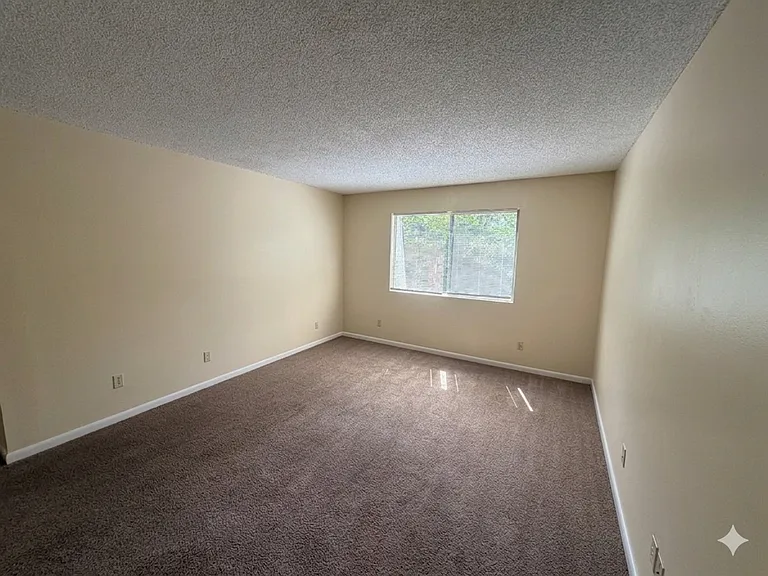 University Square Apartments — Photo 14