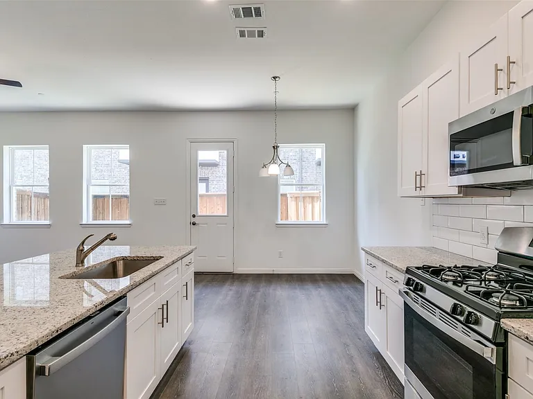 2418 Ash Ln — Photo 5
