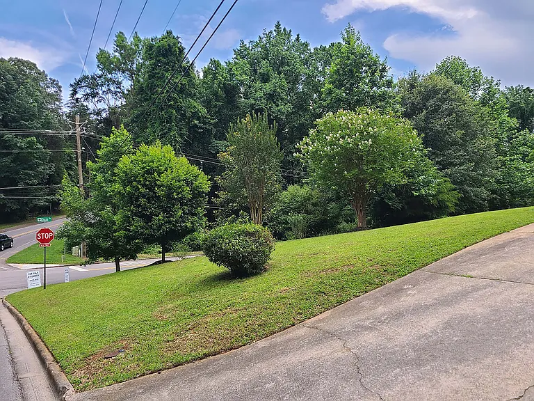 1002 Dixon Dr — Photo 10