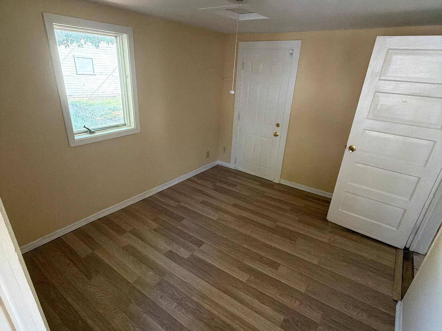 4 bed, 1.5 bath, 1937 sqft, $2,300 — Photo 2