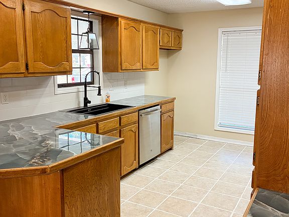 2nd image of 102 Sandhurst Cir