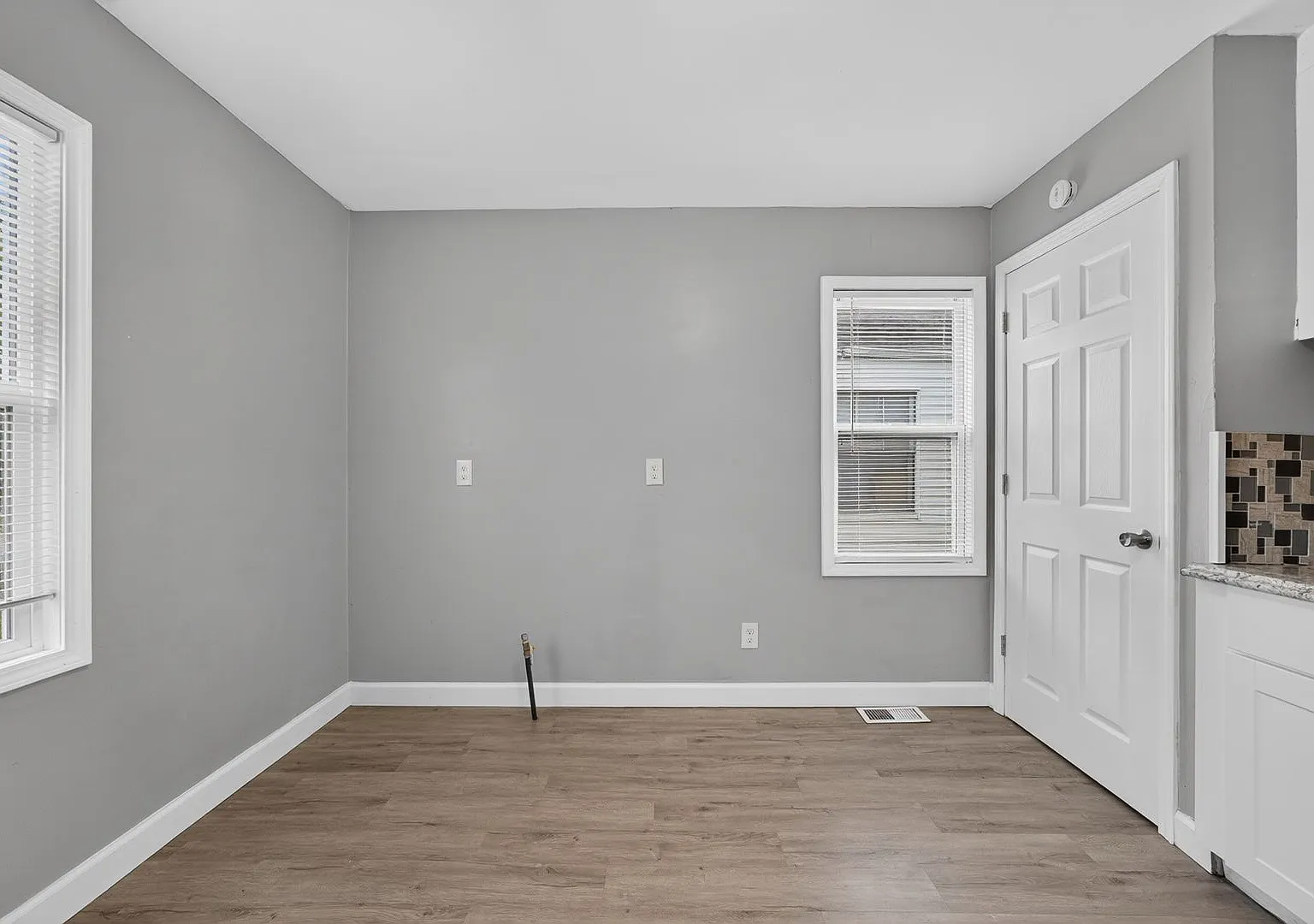 Open House- Friday, September 11th! 6:30pm-7pm! Lovely 3 Bed Bungalow With Modern Updates! — Photo 4