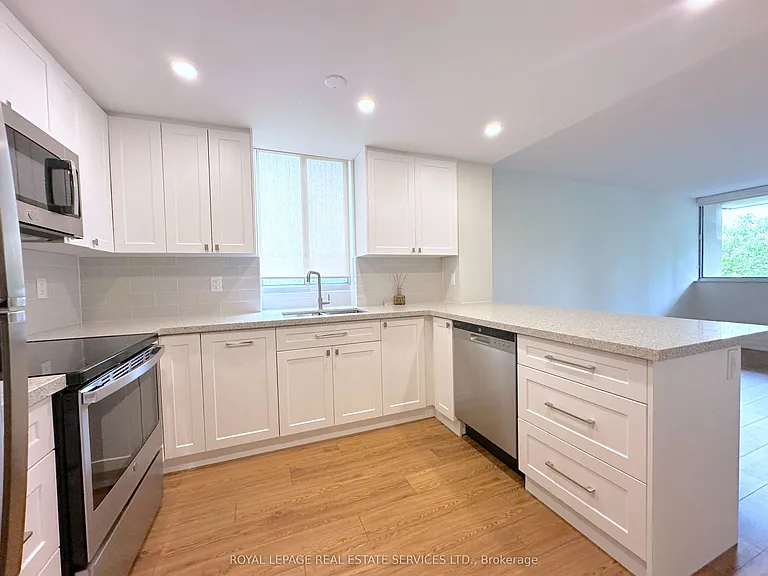 165 La Rose Ave #301 — Photo 4