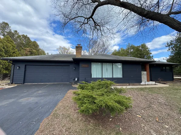 10542 N Lake Shore Dr, Mequon, WI 53092