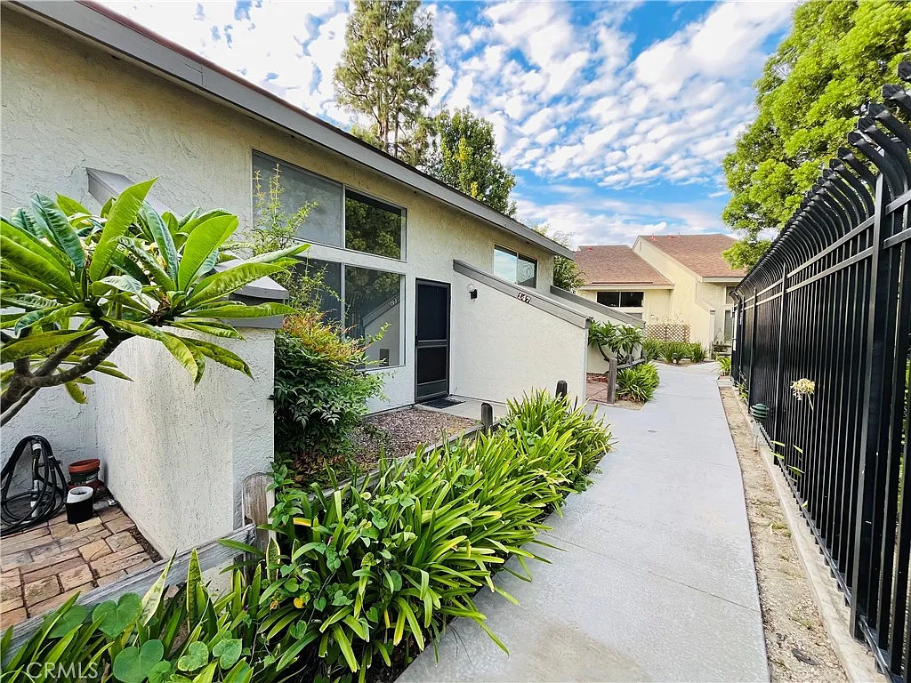 2 bed, 1094 sqft, $2,950 — Photo 2