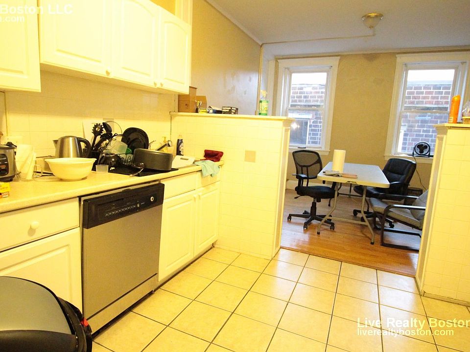 2nd image of 68 Egmont St APT 3R