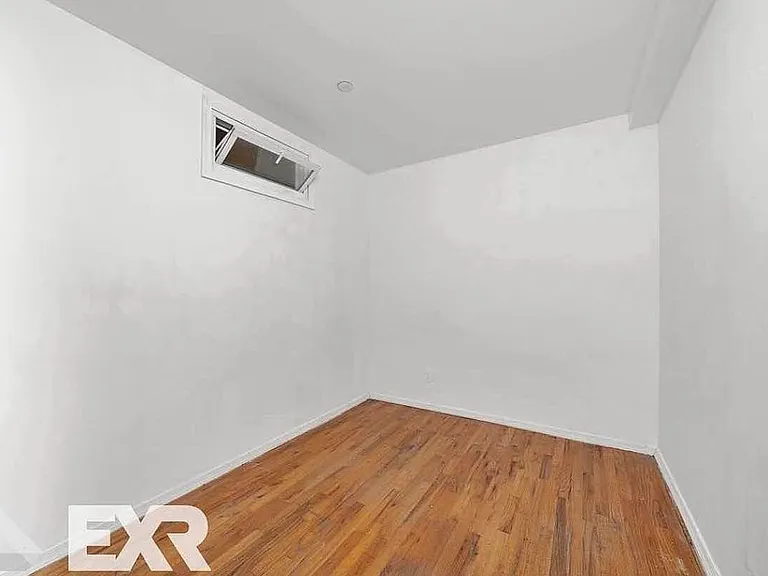 530 W 47th St #3B — Photo 9