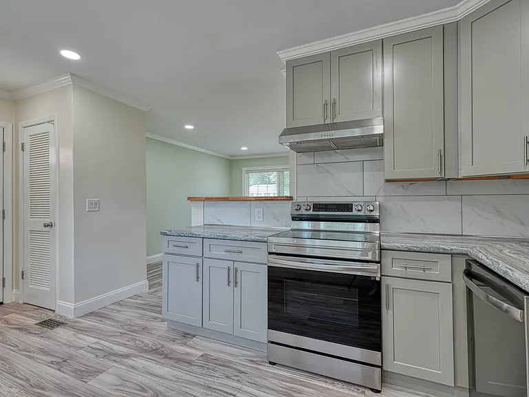 311 Pioneer Pl — Photo 2
