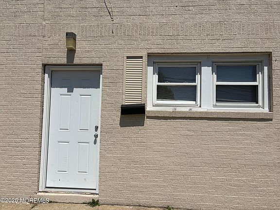 4th image of 723 White Horse