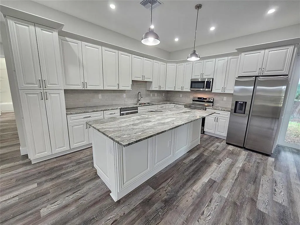 3 bed, 2.0 bath, 1711 sqft, $2,200 — Photo 3