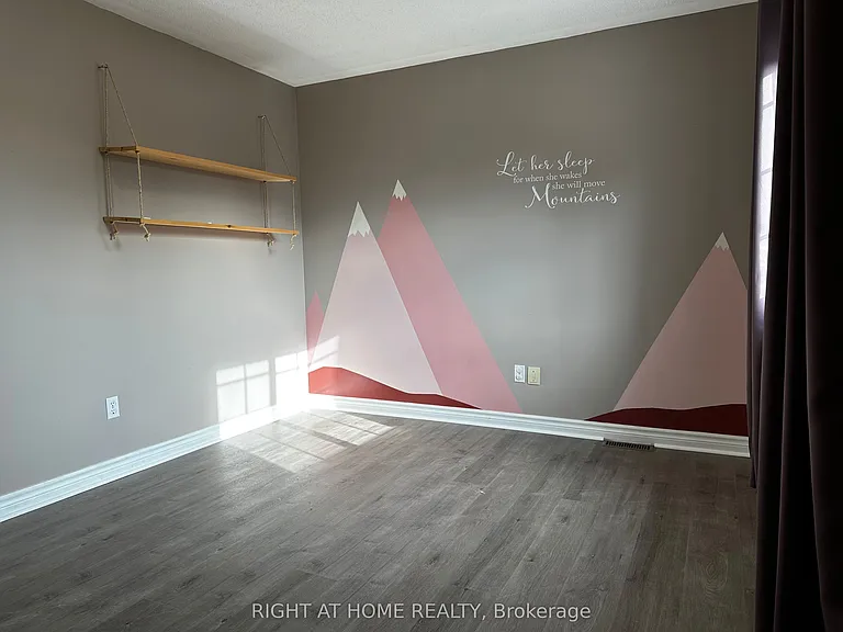 74 Barrydale Cres — Photo 12