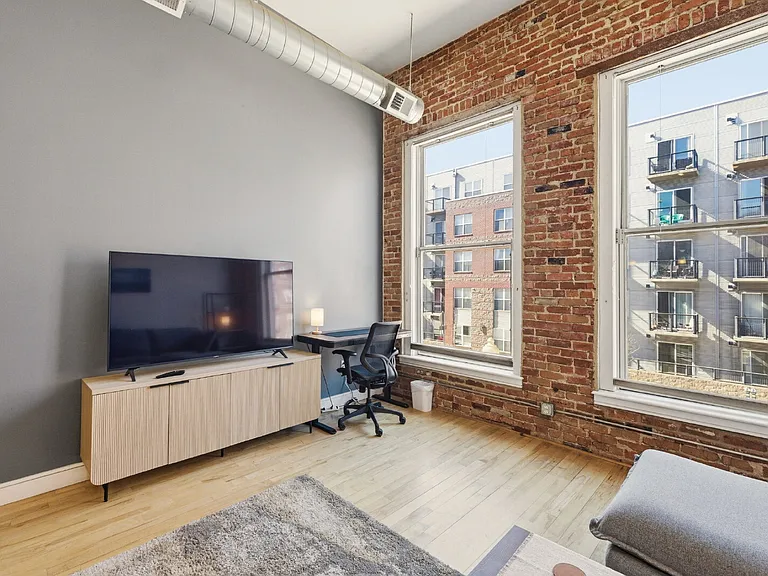 2441 N Broadway #203 — Photo 14