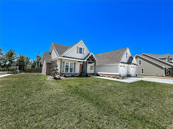 2nd image of 905 N Lake Ct