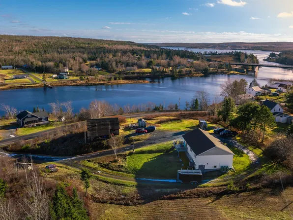 87 Pool Rd, Sheet Harbour, NS B0J 3B0